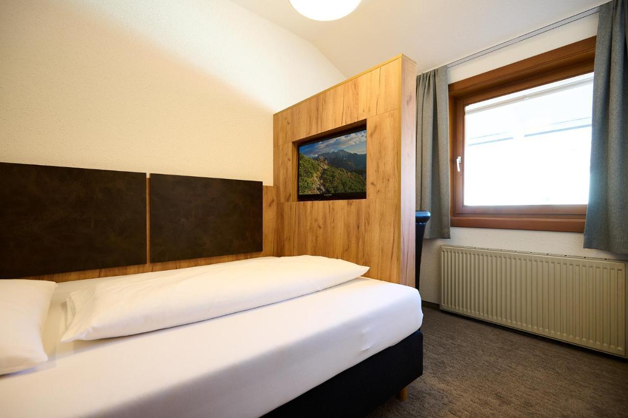 Wallner - Hotel & Wirt Arnoldstein Buitenkant foto